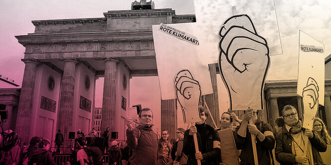 Demonstranten und Demonstrantinnen von Fridays For Future vor dem Brandenburger Tor in Berlin. Sie halten große Schilder in die Luft, die rote Karten sind.