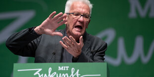 Winfried Kretschmann (Bündnis 90/Die Grünen), Ministerpräsident von Baden-Württemberg, spricht während des Landesparteitags von Bündnis 90/Die Grünen Baden-Württemberg