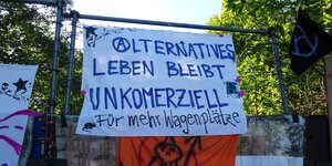 Erster besetzter Wagenplatz in Marzahn: ein Transparent mit dem Schriftzug "Alternatives Leben bleibt unkommerziell"
