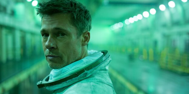 Ein Mann in einem Raumanzug. Es ist Brad Pitt als Roy McBride