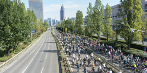 Fahrraddemonstranten in Frankfurt protestieren gegen die Automobilausstellung