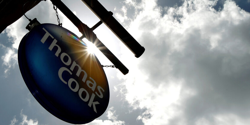 Ein Schild von Thomas Cook vor einem Himmel