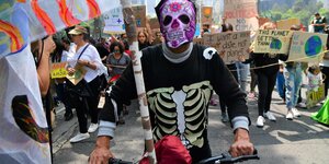 Ein als Skelett verkleideter Demonstrant in Mexiko City