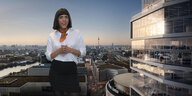Eine Frau in Rock und Bluse vor Berlinpanorama im Video „Die Sprache der Spekulation“