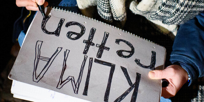 Demonstrantin schreibt 