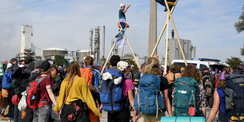 Umweltschützer blockieren die Einfahrt der Düngemittelfirma Yara