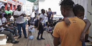 Gerettete Flüchtlinge singen und tanzen an Deck der Ocean Viking
