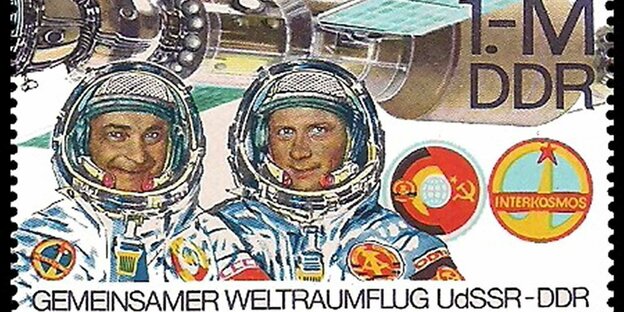 Briefmarke mit zwei Männern in Raumanzügen