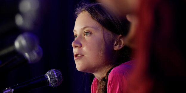 Greta Thunberg spricht in ein Mikrofon