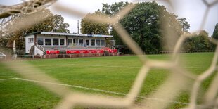 Durch das Tornetz fotografiert: Die Tribüne in Burgdorf