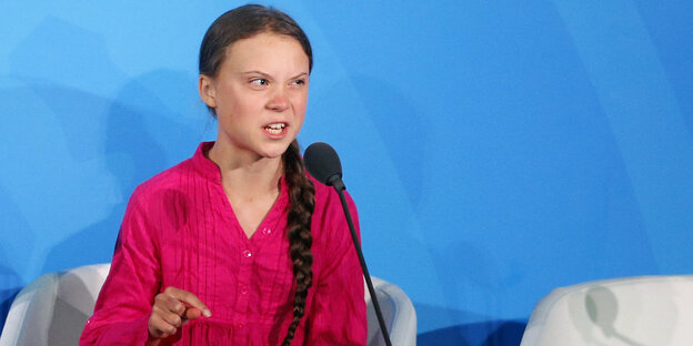 Greta Thunberg vor blauer Wand