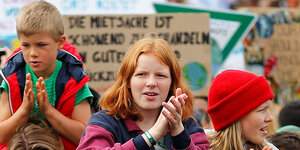 Drei Kinder bei einer Klimastreik-Demo