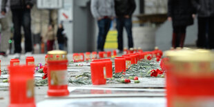 Rote Kerzen auf einem Platz in Berlin