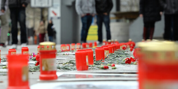 Rote Kerzen auf einem Platz in Berlin
