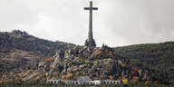 Auf einem Berg über einem Dorf steht ein 153 Meter hohes christliches Kreuz