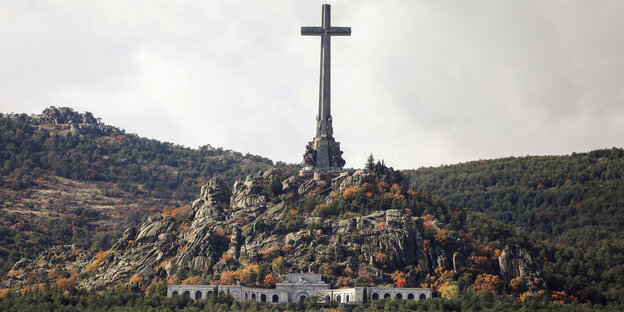 Auf einem Berg über einem Dorf steht ein 153 Meter hohes christliches Kreuz