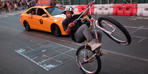 Ein Fahrradfahrer auf einer Straße in New York