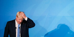 Boris Johnson schlägt sich mit der Hand an den Kopf