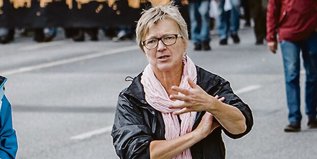 Antje Möller vor einer Demo der Roten Flora.