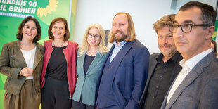 Nach der Wahl der neuen Fraktionsvorsitzenden von Bündnis 90/Die Grünen stehen Annalena Baerbock (l-r, alle Bündnis 90/Die Grünen), Bundesvorsitzende der Grünen, Katrin Göring-Eckardt, wiedergewählte Vorsitzende der Grünen Bundestagsfraktion, Kirsten Kap