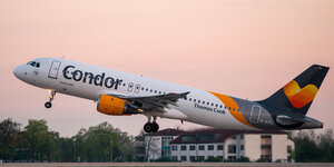 Ein Passagierflugzeug der Fluggesellschaft Condor beim Start