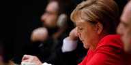 Angela Merkel im Profil hat den Blick nach unten gerichtet