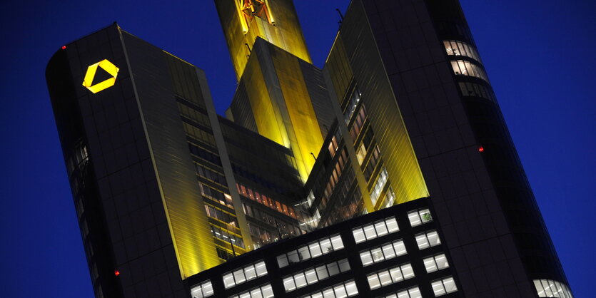 Schräg fotografiertes Gebäude, die Zentrale der Commerzbank