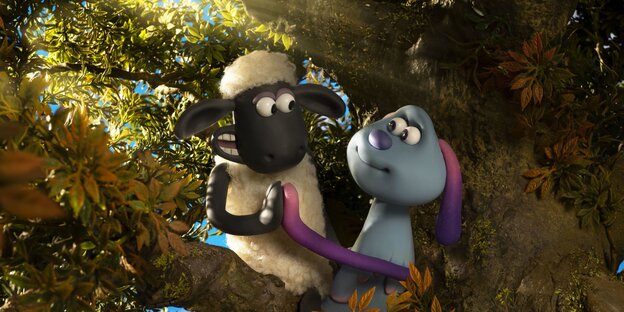 Shaun das Schaf und Lu-La sitzen in einer Baumkrone, ihre Hände berühren sich