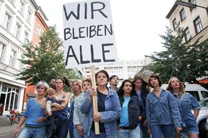 Sängerin Christiane Rösinger von Frauen umringt und einem Schild mit der Aufschrift 