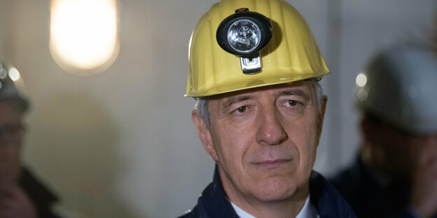 Stanislav Tillich mit einem Bergbau-Helm