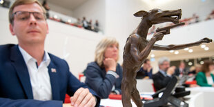 Eine Hundefigur mit Pistole steht auf einem Tisch im Brandenburger Landtag