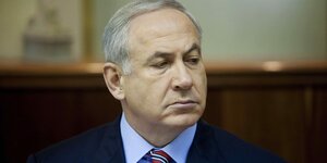 Netanjahu schaut zur Seite, die Mundwinkel sind heruntergezogen, der Blick gesenkt