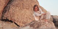 eine Frau inmitten von Felsen
