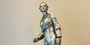 Ein Roboter aus Metall