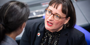 Martina Renner im Bundestag mit einem Antifa-Sticker am Rever.