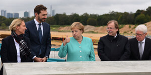 Angela Merkel steht auf der DFB-Baustelle und hebt den Daumen nach oben