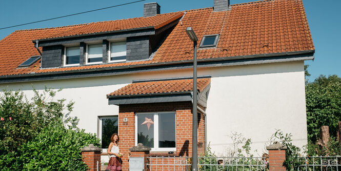 Ein weißes Haus im Grünen, die Sonne scheint