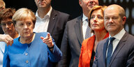 AKK, Merkel, Malu Dreyer, Olaf Scholz stehen nebeneinander, Merkel zeigt mit dem Finger nach vorn