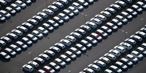 Neuwagen von VW geparkt auf einem großen Parkplatz