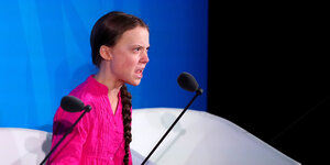 Greta Thunberg spricht in ein Mikro