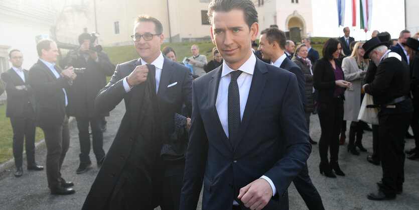 Sebastian kurz geht im Vordergrund, Strache im Hintergrund.