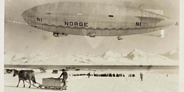 Ein Zeppelin über winterlicher Landschaft
