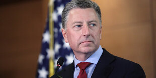 Man sieht Kurt Volker vor einer US-Flagge.