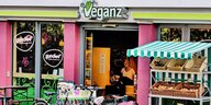 Ein geöffneter Laden von Veganz mit Fahrrädern im Vordergrund