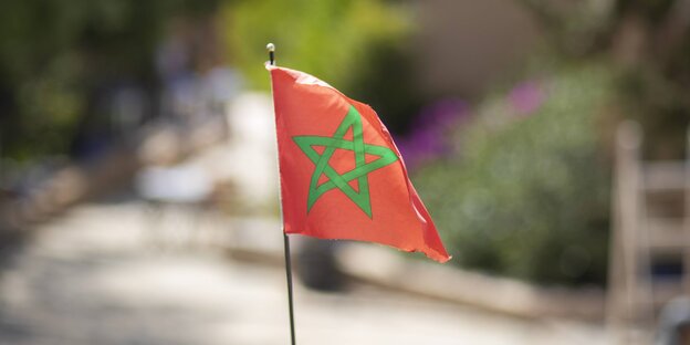 Die marokkanische Flagge, ein grüner Stern auf rotem Hintergrund