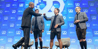 Barack Obama begrüßt vor seiner Eröffnungsrede auf der Bühne des Unternehmensgründer- und Investorentreffens Bits & Pretzels die Gründern Andreas Bruckschlögl, Felix Haas und Bernd Storm van's Gravesande.