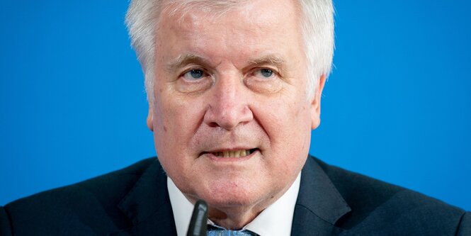 Horst Seehofer spricht in ein Mikrofon