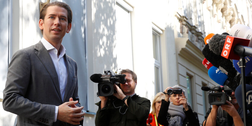 Sebastian Kurz neben Kameraleuten