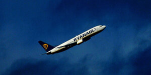 Ein Ryanair-Flugzeug im Himmel