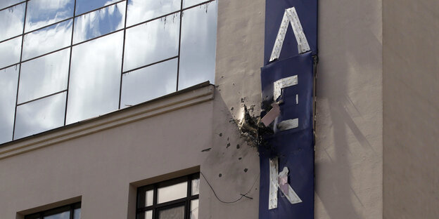 Das beschädigte Gebäude des ukrainischen Fernsehsenders 112